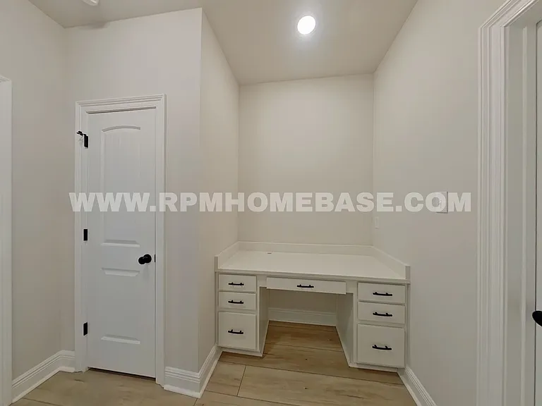 2700 Louise Dr — Photo 8