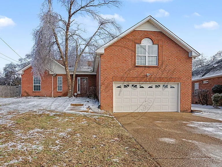 105 Edgeview Dr — Photo 1