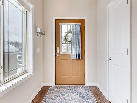 3rd image of 15818 Dupont Ave