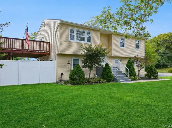 308 Browns Rd, Nesconset, NY 11767