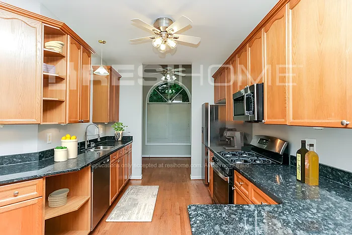 3 bed, 2.0 bath, 1719 sqft, $2,160 — Photo 3