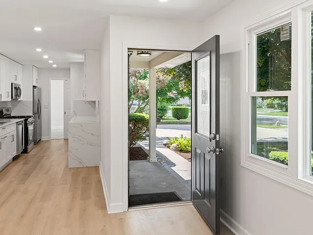 329 Marion Ct — Photo 9