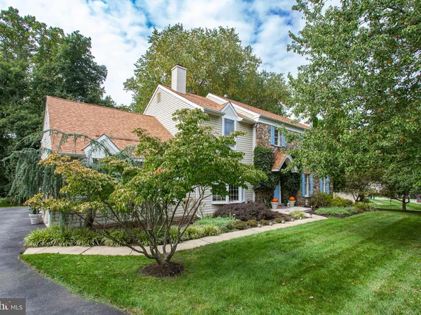 880 Heatherstone Dr, Berwyn, PA 19312