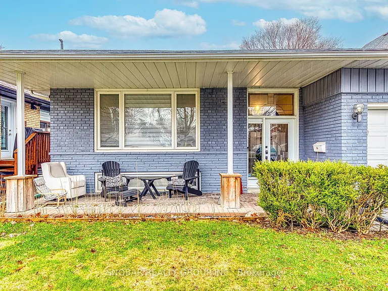 52 Decarie Cir — Photo 2