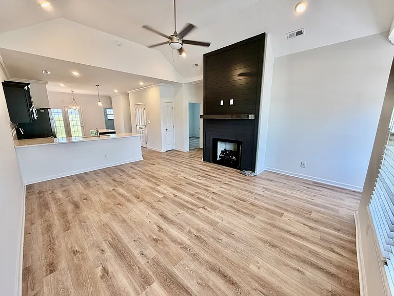 645 Woodrush Dr — Photo 2