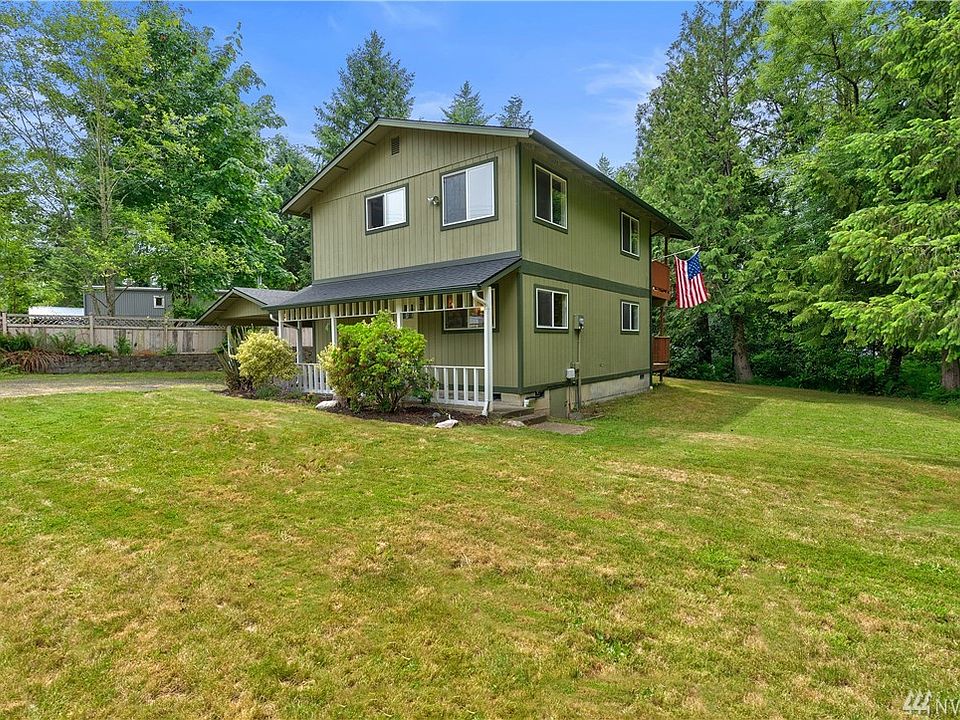 Welcome home! This 3 Bed ; 1.5 Bath home looks great at any angle. 