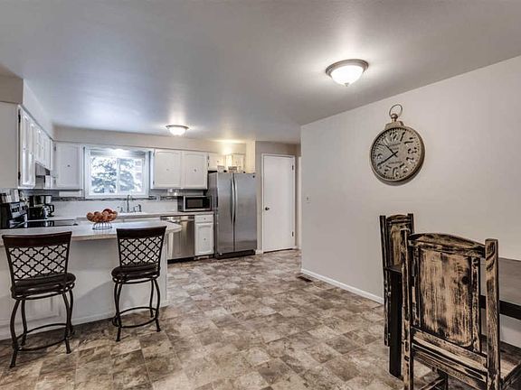 5th image of 502 E Tieton Ave