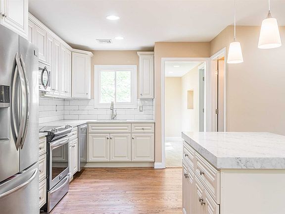 4th image of 6 Laurel Pl