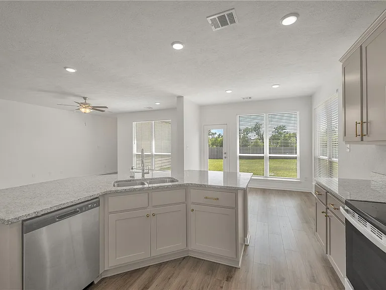 1386 Kingsgate Dr — Photo 9