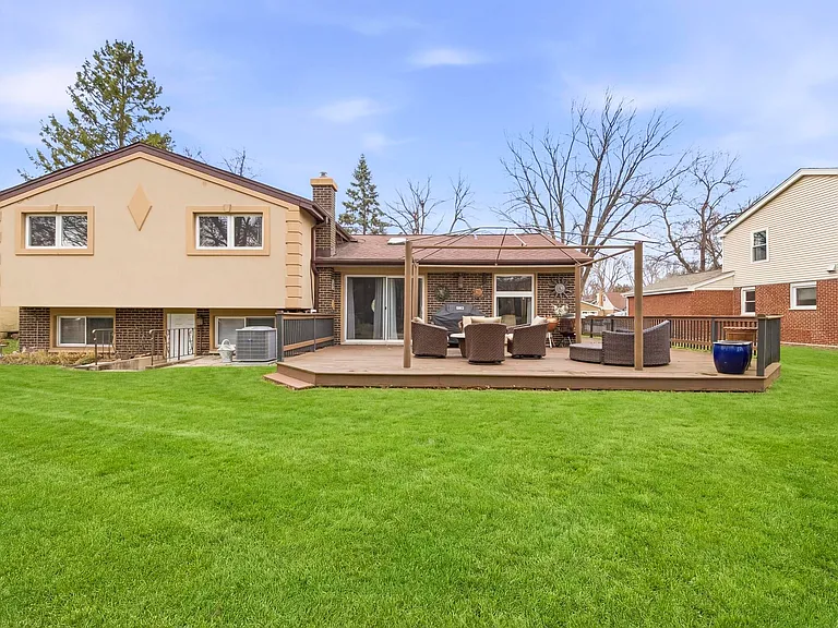 E Burr Oak Dr — Photo 5