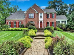 8 Daybreak Ct, Farmingdale, NJ 07727