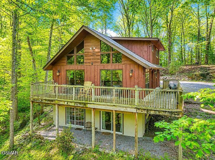 1st image of 425 Hemlock Ln