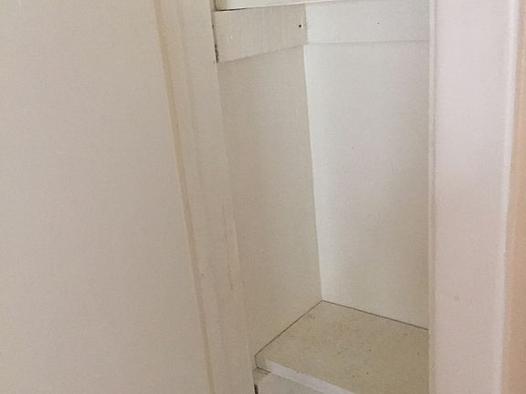 4th image of 1063 Armstrong Ave