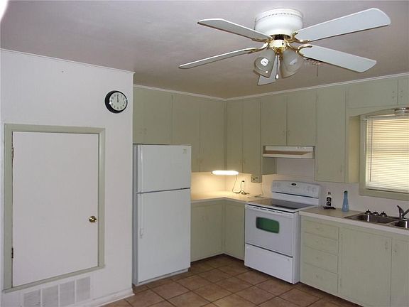 3rd image of 209 Pecan St