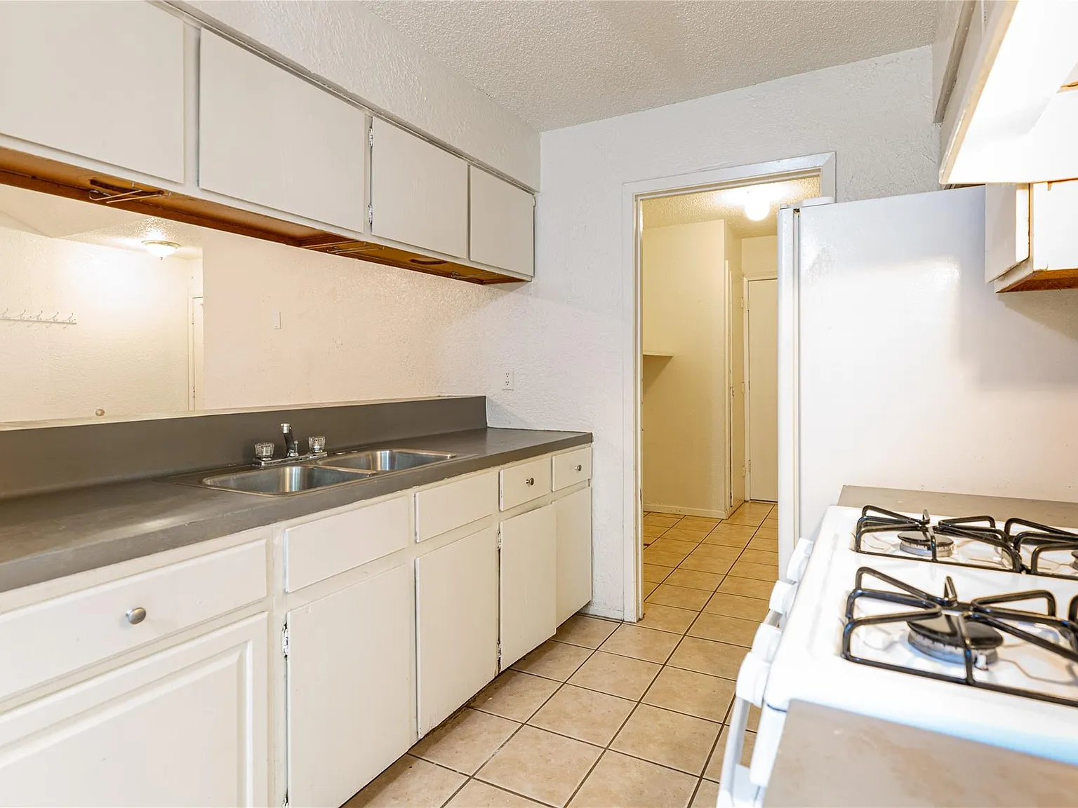 2 bed, 1.0 bath, 1070 sqft, $1,400 — Photo 2