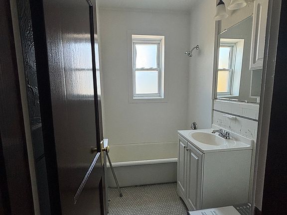 5th image of 20 Kemper St APT 1