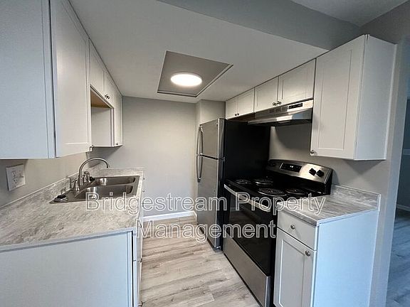 3rd image of 1834 Roslyn Ave