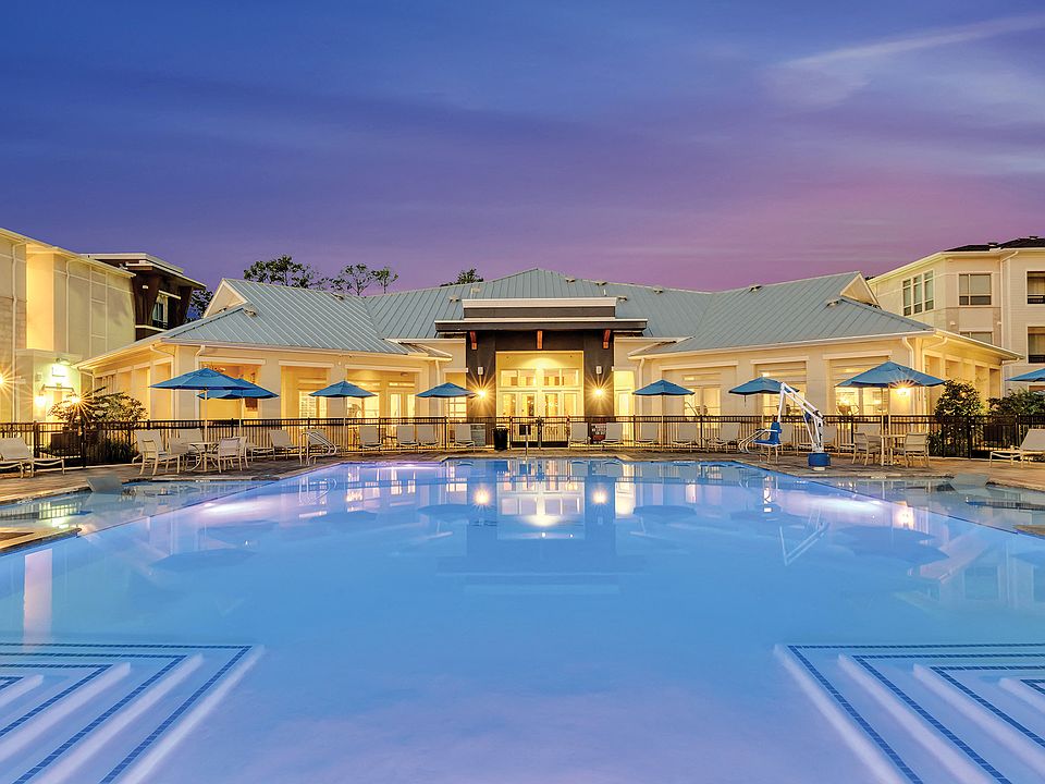Resort-style saltwater swimming pool