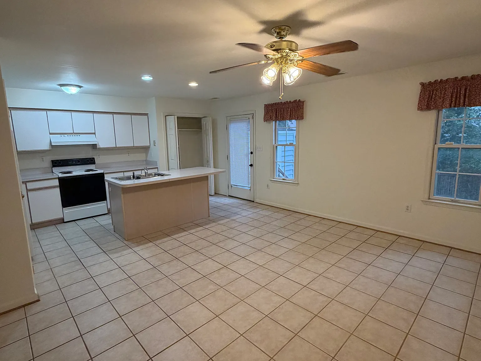 264 Morningside Dr — Photo 2