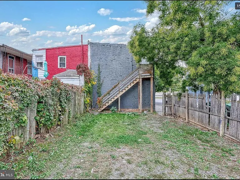 139 N Queen St #A — Photo 11
