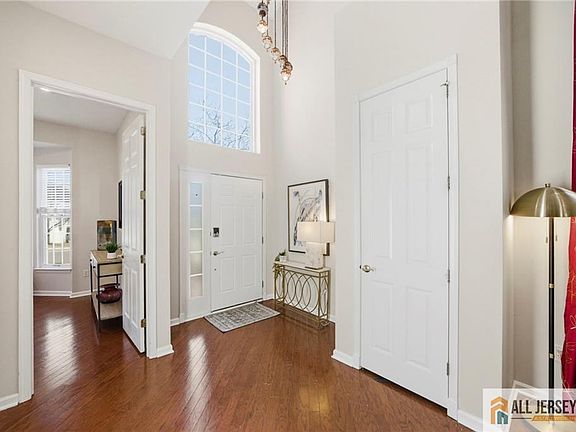4th image of 22 Edgemere Dr