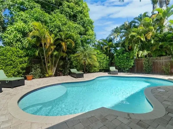 1320 Embassy Ln, Naples, FL 34104