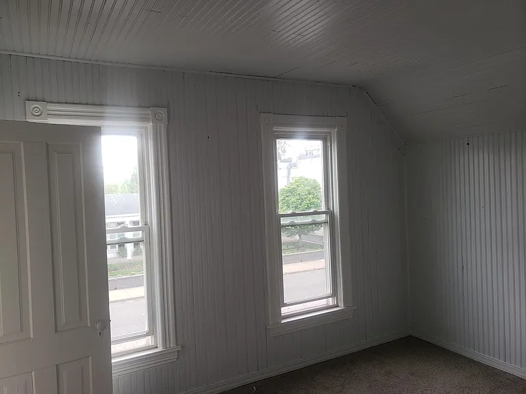 1913 University Ave NE — Photo 2