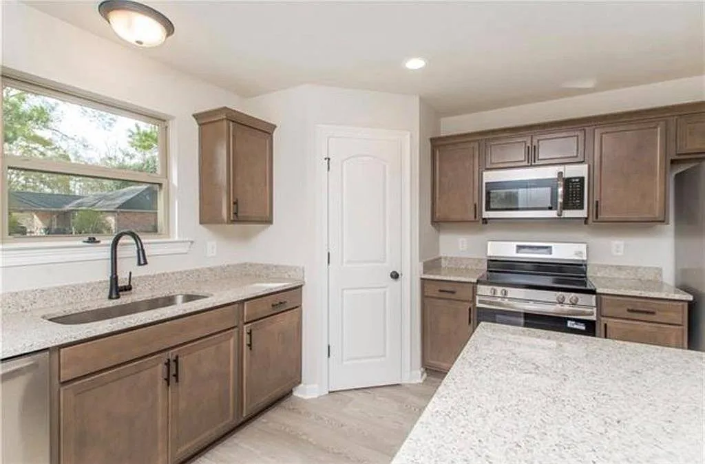 3 bed, 1369 sqft, $1,750 — Photo 2