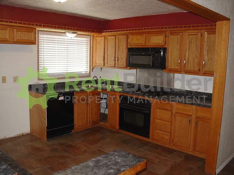 9801 Snow Heights Blvd NE — Photo 2