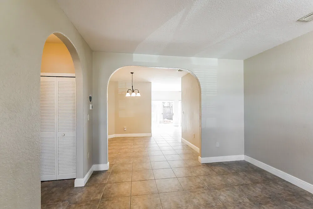 3 bed, 2.0 bath, 1709 sqft, $4,820 — Photo 3