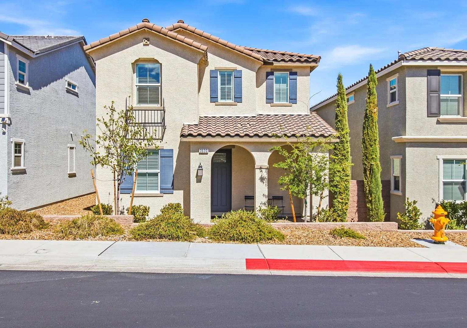 Beautiful 4-Bedroom Inspirada Home with Loft, Upgraded Kitchen & Private Backyard — Photo 4
