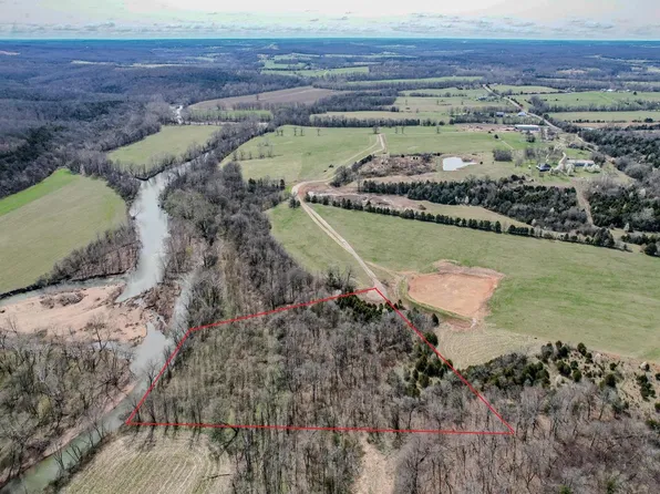 30900 Honeysuckle Cir, Lebanon, MO 65536