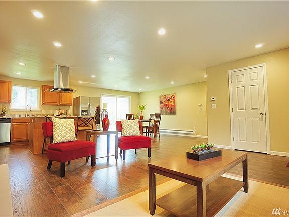 2nd image of 806 Oakcrest Dr SE