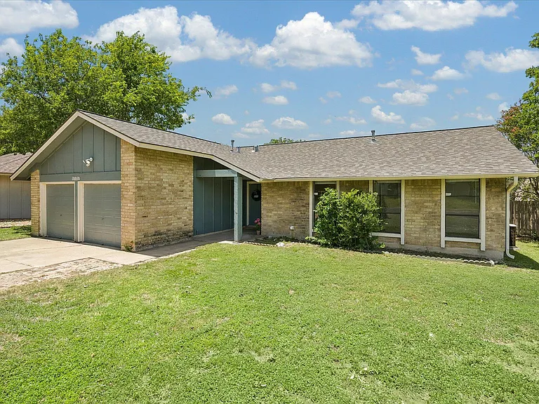 10010 Faylin Dr — Photo 2