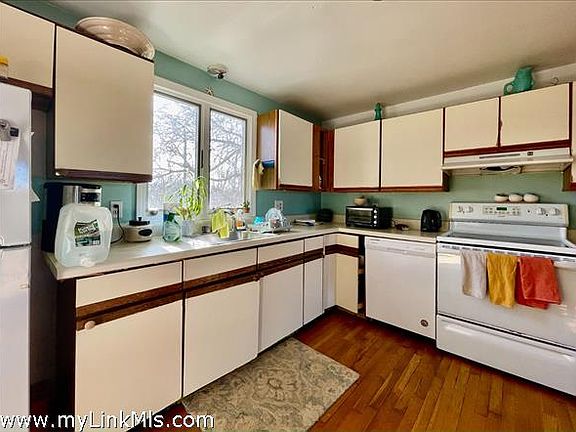5th image of 22 Hawthorne Ln