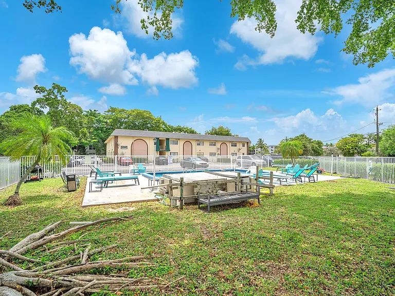 Oakland Park Villas — Photo 19