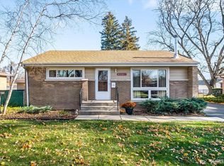 1131 Hiawatha Dr, Elgin, IL 60120