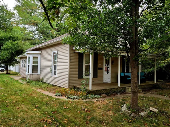 118 S Pine St, Nokomis, IL 62075
