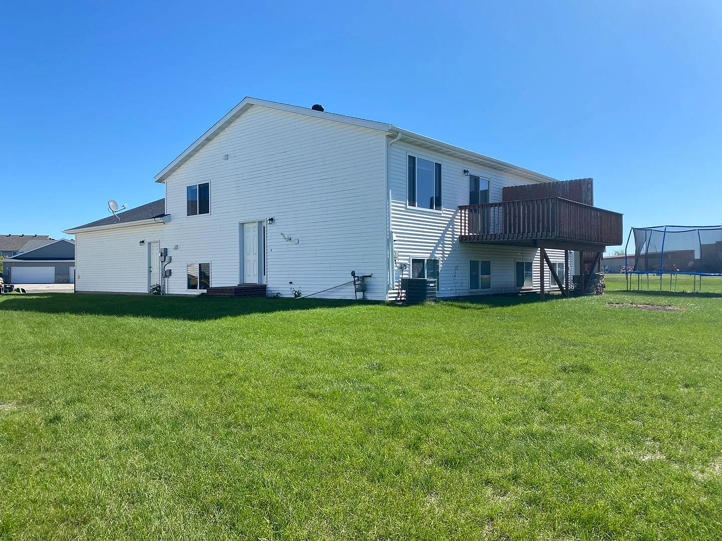 Spacious South Moorhead Twinhome with Double Garage & Prime Location! — Photo 2