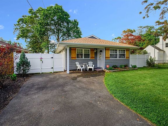 4th image of 90 Manor Dr