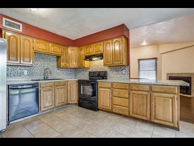 1001 E Peters Colony Rd — Photo 7