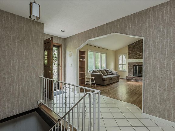 4th image of 20 Dogwood Dr