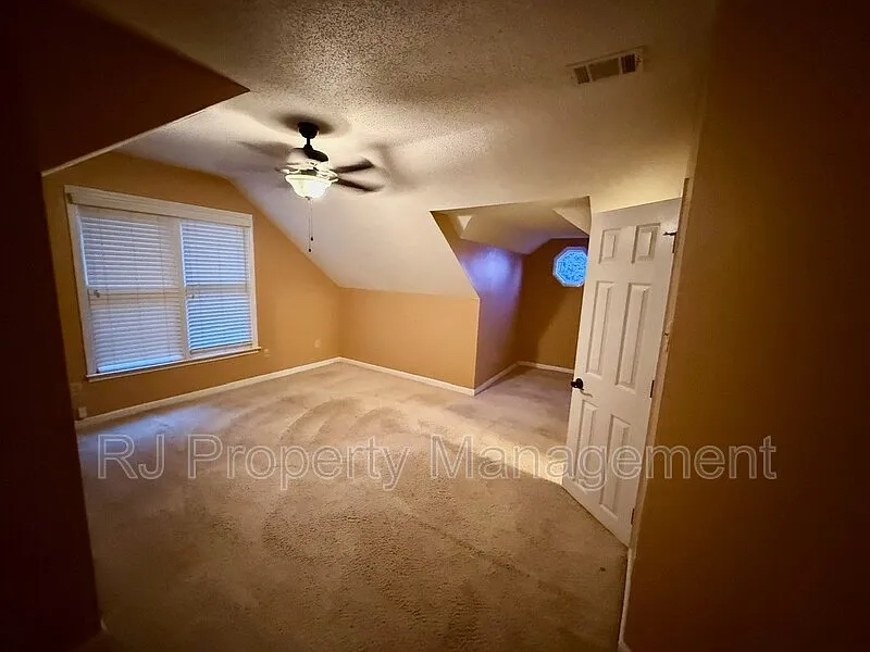 5 bed, 3.0 bath, 2829 sqft, $3,000 — Photo 4