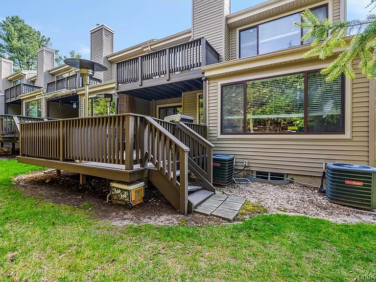 98 Lisa Dr — Photo 12