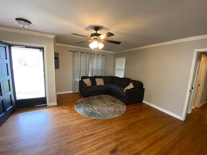 817 Chambers Dr NE — Photo 3