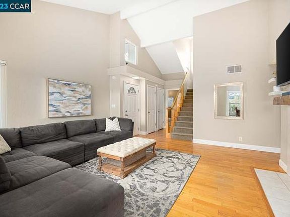 3rd image of 305 Lake Ct #1