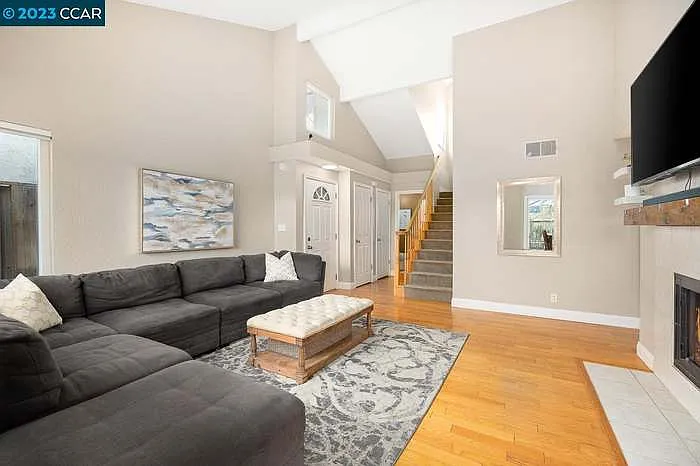 305 Lake Ct #1 — Photo 3