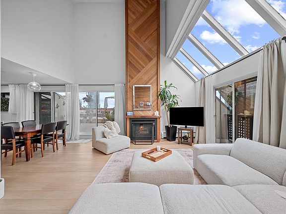 4th image of 110 7th St #402