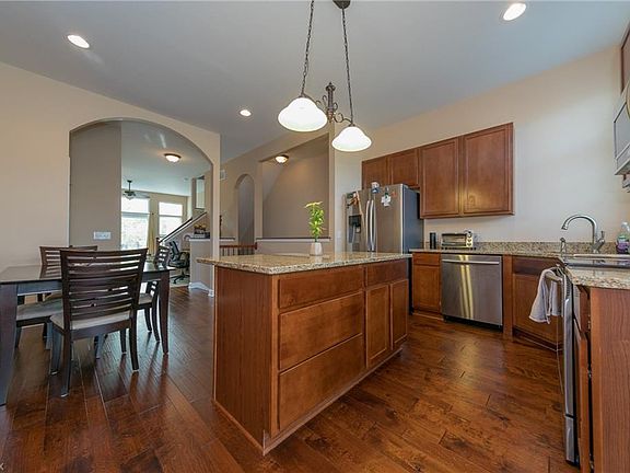 5th image of 32 Grandview Dr