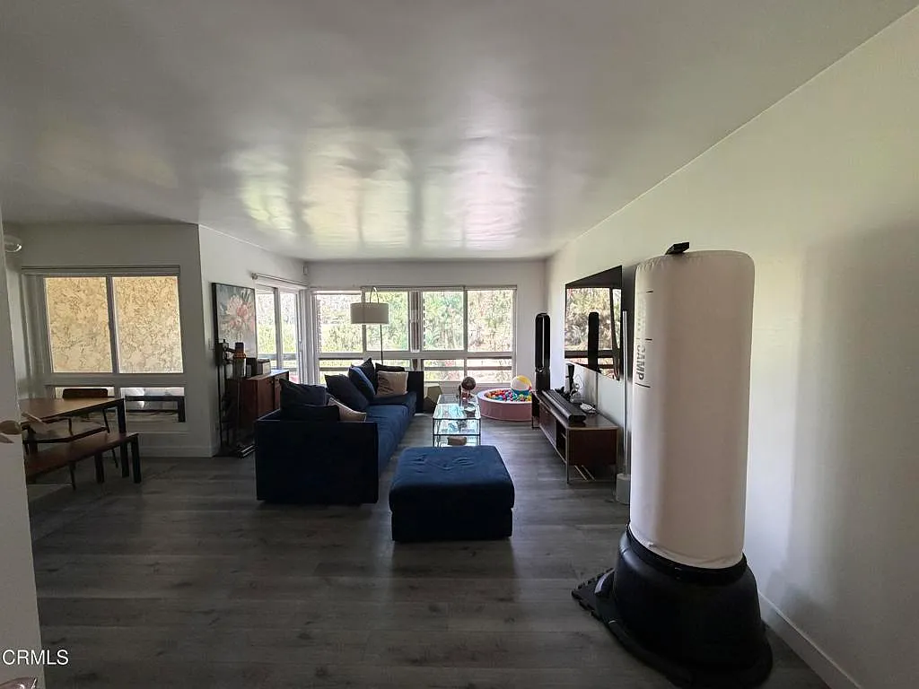 2 bed, 2.0 bath, 1071 sqft, $4,200 — Photo 4